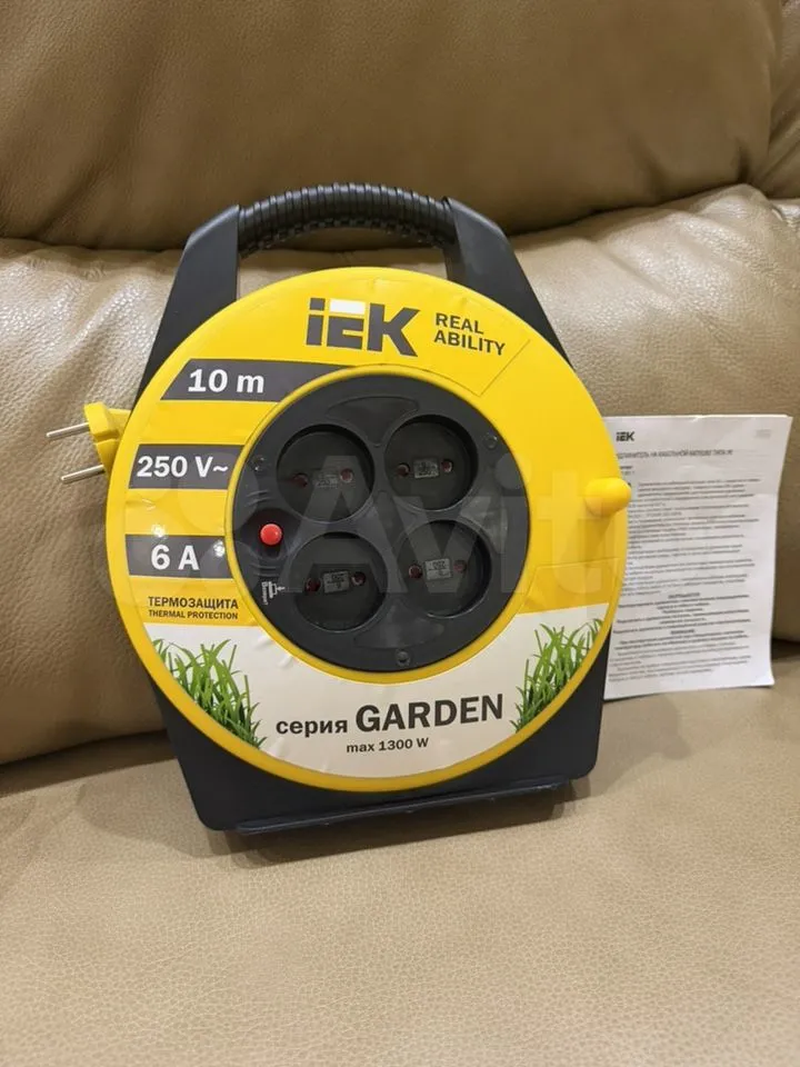 Удлинитель на катушке IEK Garden УК10, 10 метров, 4 розетки, 6А IP20 2х0.75, макс. 1300 Вт, термозащита, IEK WKP23-06-04-10