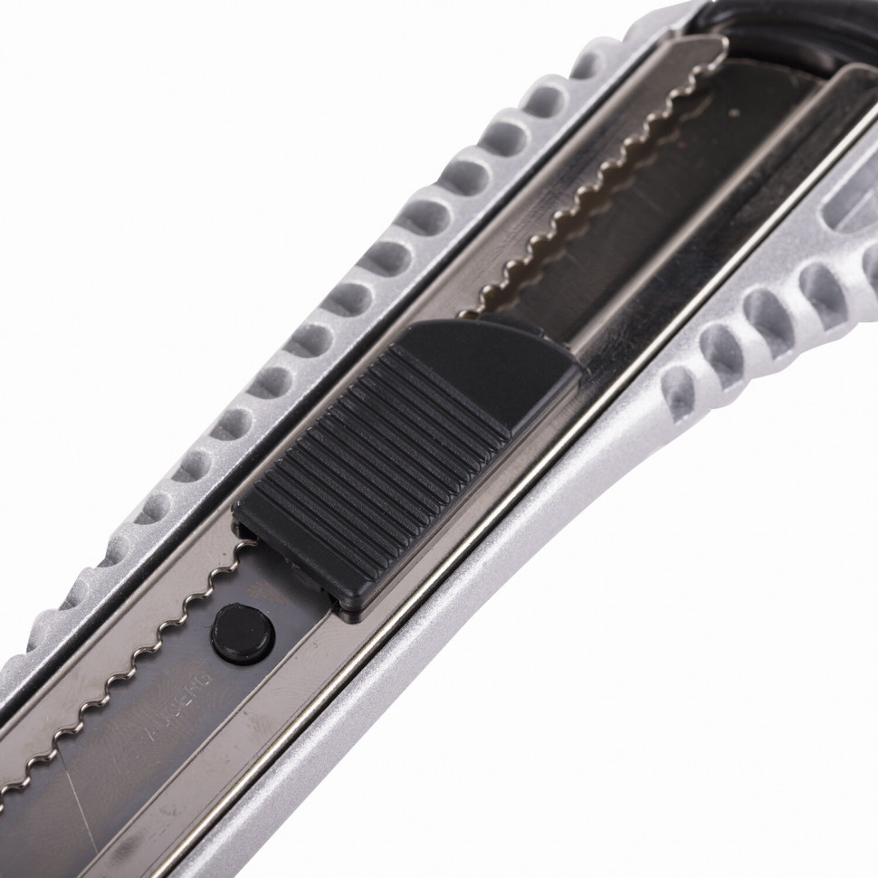 Нож канцелярский 18 мм BRAUBERG Metallic, металлический корпус (рифленый), автофиксатор, 235401