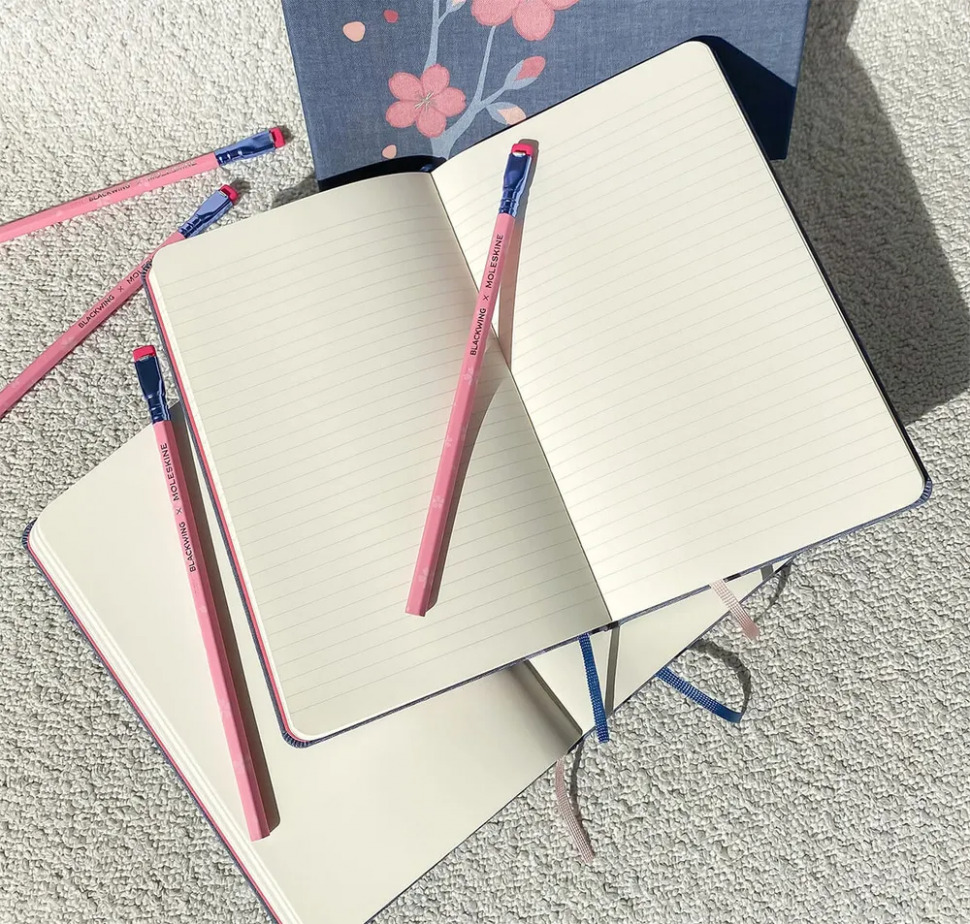 Набор Moleskine Limited Edition Sakura  - 2 блокнота 310 х 210 мм (88 листов, с линовкой в линию и без линовки, тонированная бумага) и 4 карандаша