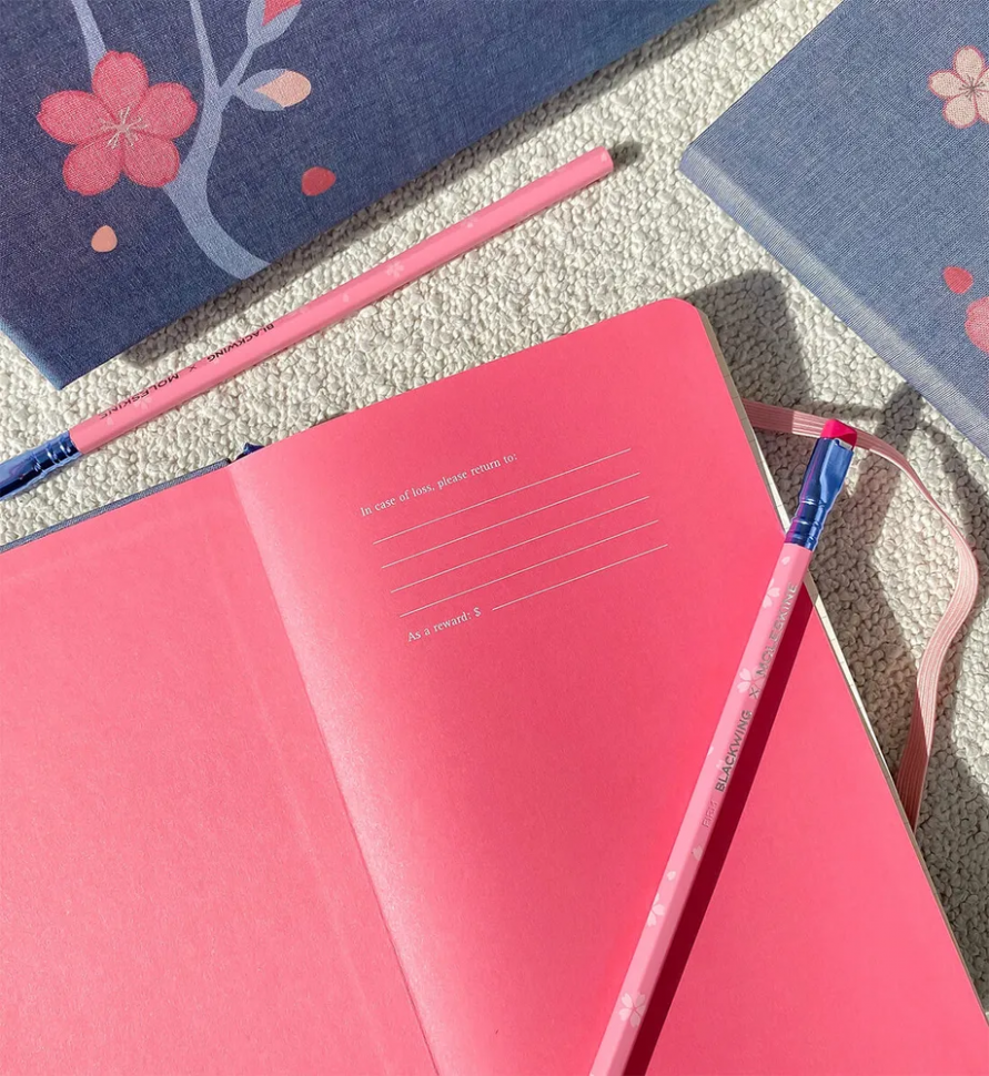 Набор Moleskine Limited Edition Sakura  - 2 блокнота 310 х 210 мм (88 листов, с линовкой в линию и без линовки, тонированная бумага) и 4 карандаша