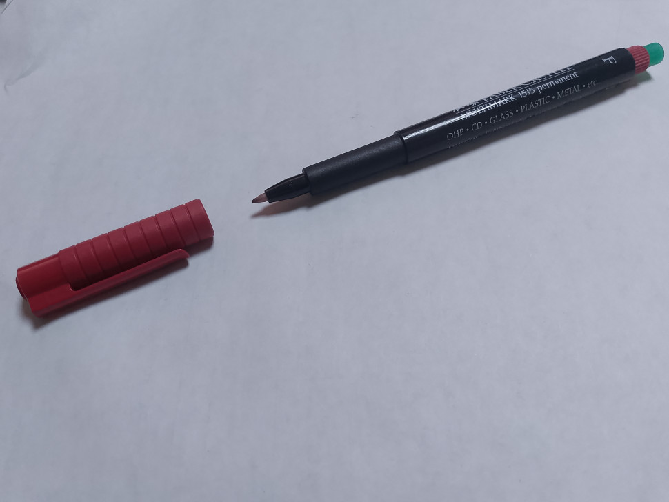 Маркер-перманент - капиллярная ручка Faber Castell MULTIMARK для письма на проекторных пленках, дисках CD/DVD, по стеклу, пластику, металлу, с ластиком, пишущий узел 0.6 мм, светостойкие и водостойкие чернила, цвет чернил красный, FC151321