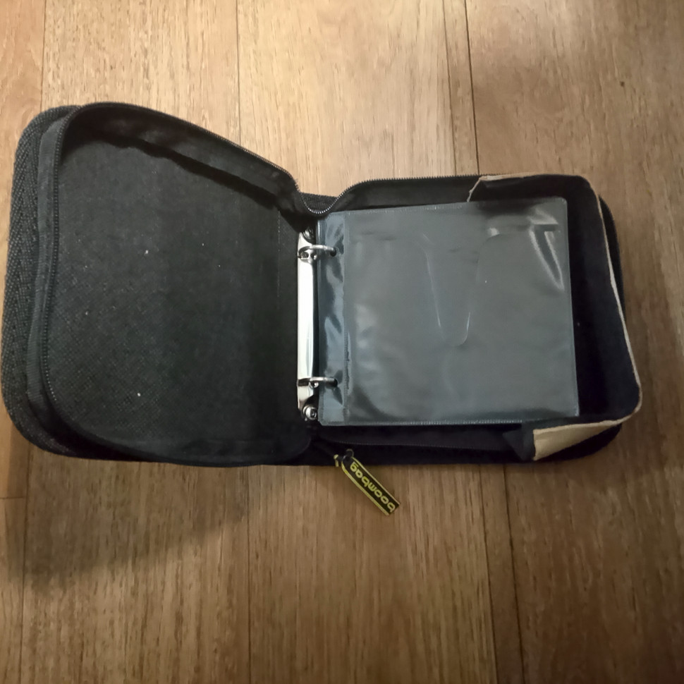 Портмоне Boombag на 32 CD/DVD коричневое в буквах, на кольцах