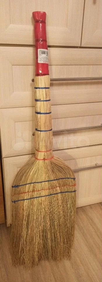 Веник сорго трехпрошивной LAIMA "ЛЮКС", ручка в пленке, длина 79 см, 604229